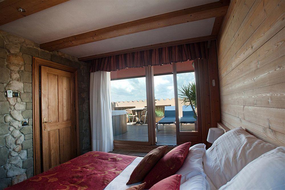 Hotel La Placa Garriguella Luaran gambar