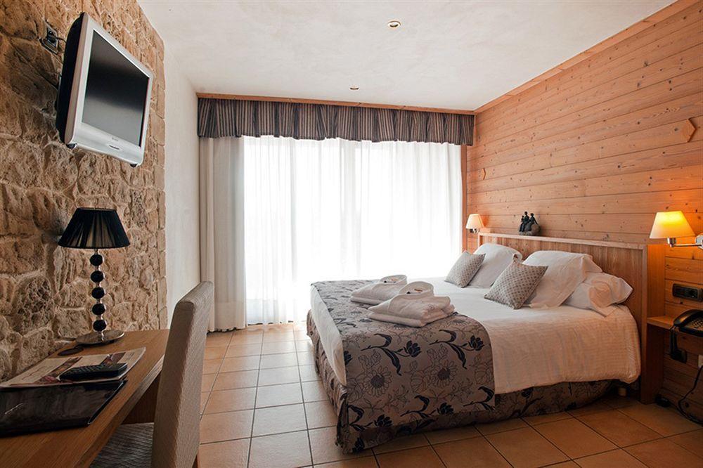Hotel La Placa Garriguella Luaran gambar