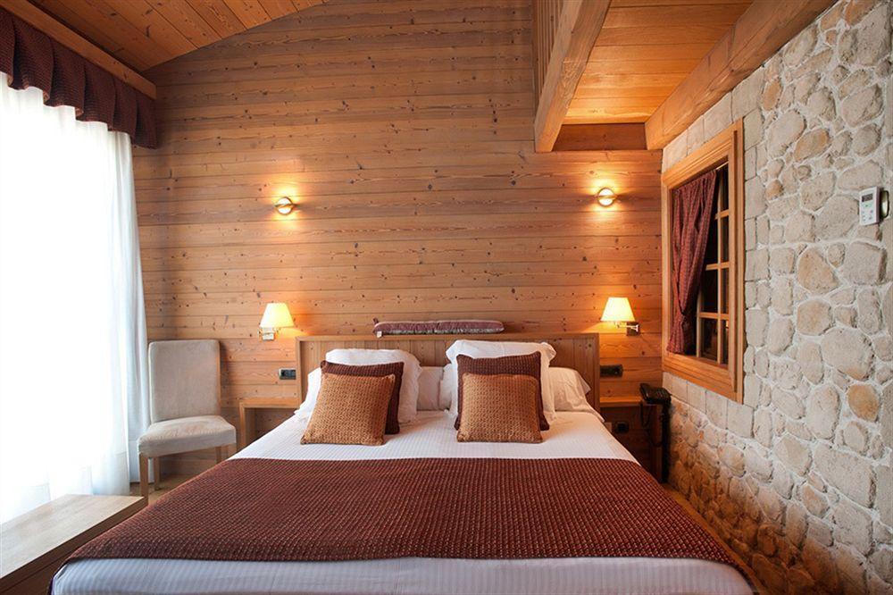 Hotel La Placa Garriguella Luaran gambar