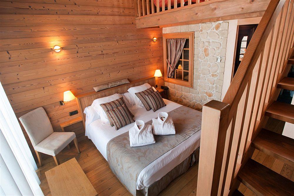 Hotel La Placa Garriguella Luaran gambar