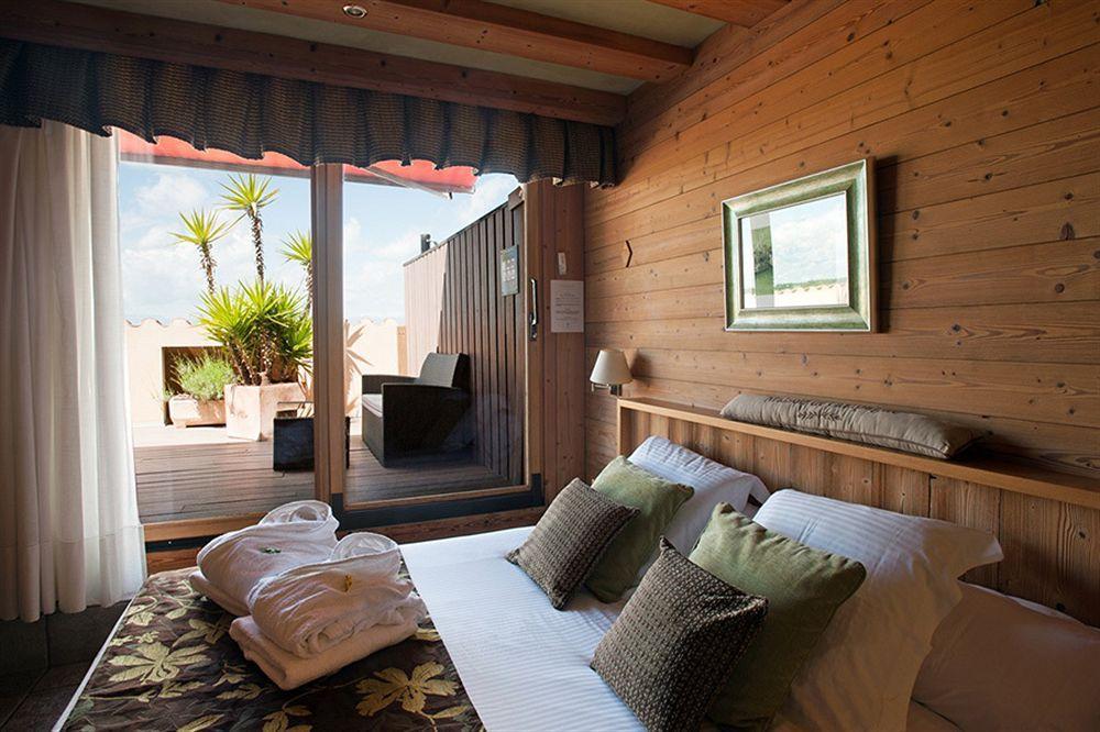 Hotel La Placa Garriguella Luaran gambar