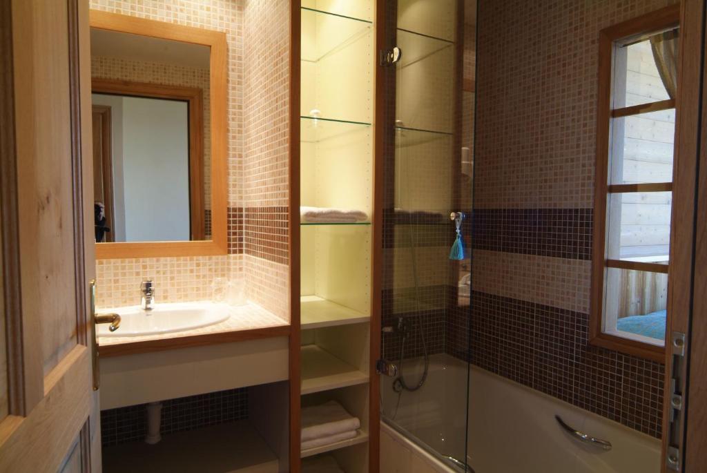 Hotel La Placa Garriguella Bilik gambar
