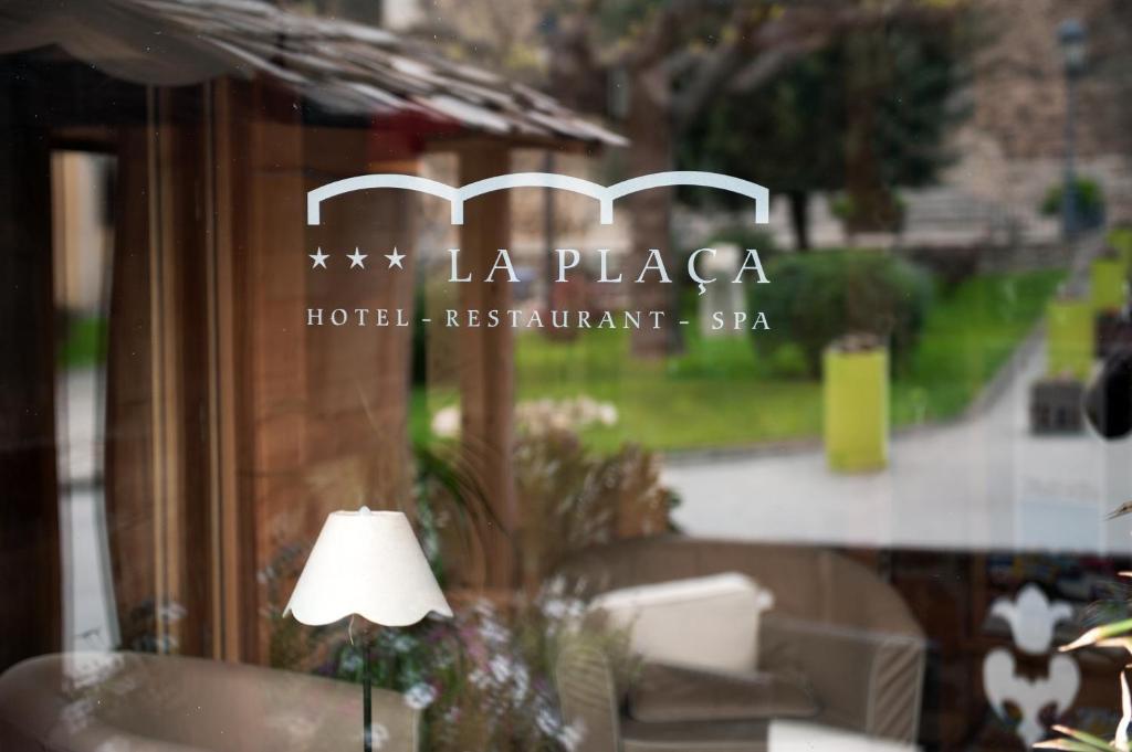 Hotel La Placa Garriguella Luaran gambar